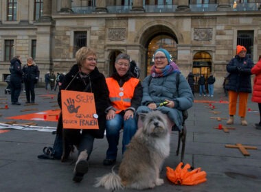 Omas gegen Rechts beim Orange Day in Braunschweig, Foto von Thea de Wolf