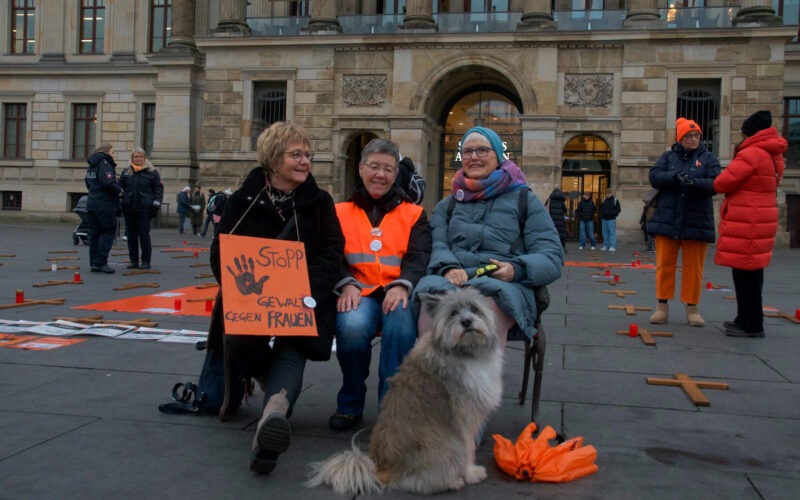 Omas gegen Rechts beim Orange Day in Braunschweig, Foto von Thea de Wolf