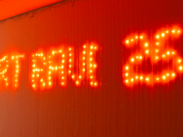 Titelbild: Art Rave 25 Schriftzug, Foto von Ana Marta Morais