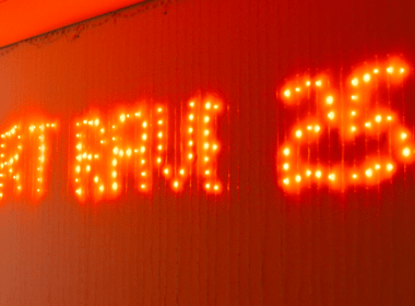 Titelbild: Art Rave 25 Schriftzug, Foto von Ana Marta Morais