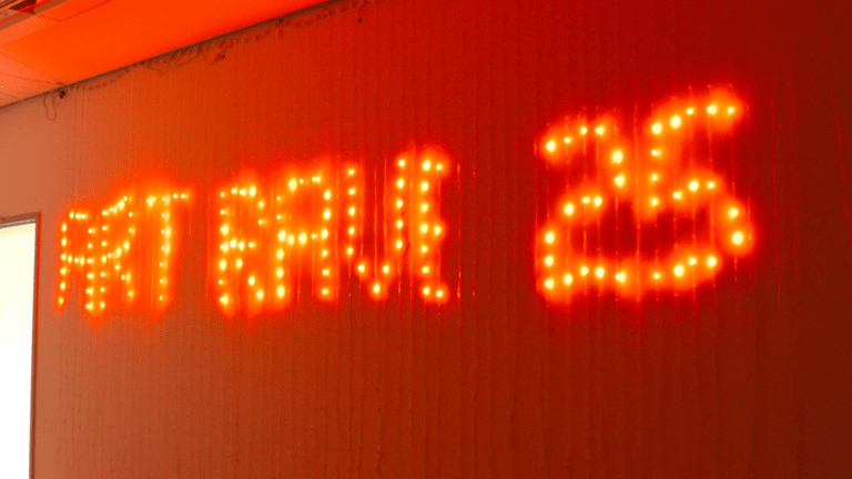 Titelbild: Art Rave 25 Schriftzug, Foto von Ana Marta Morais