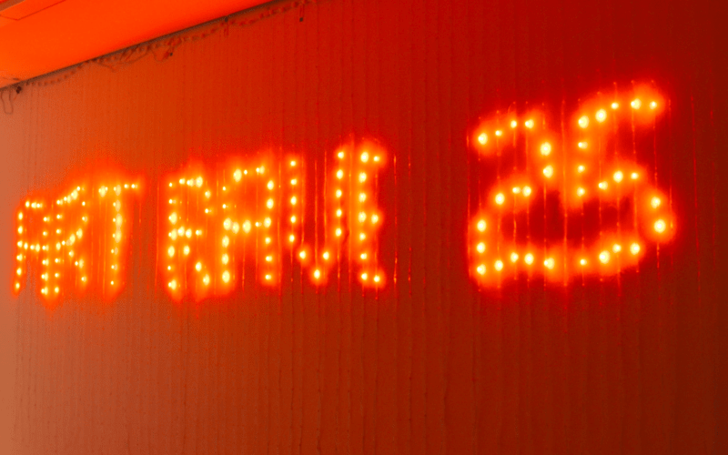 Titelbild: Art Rave 25 Schriftzug, Foto von Ana Marta Morais