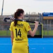 Titelbild: Levke Packeiser auf dem Hockeyplatz, Foto von Stella Rogalski
