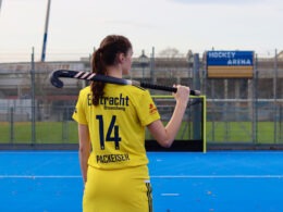 Titelbild: Levke Packeiser auf dem Hockeyplatz, Foto von Stella Rogalski