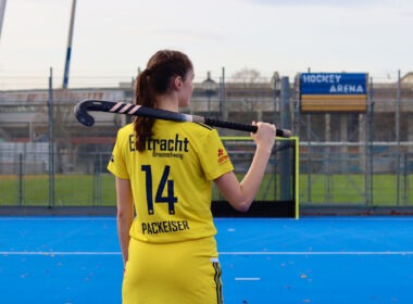 Titelbild: Levke Packeiser auf dem Hockeyplatz, Foto von Stella Rogalski