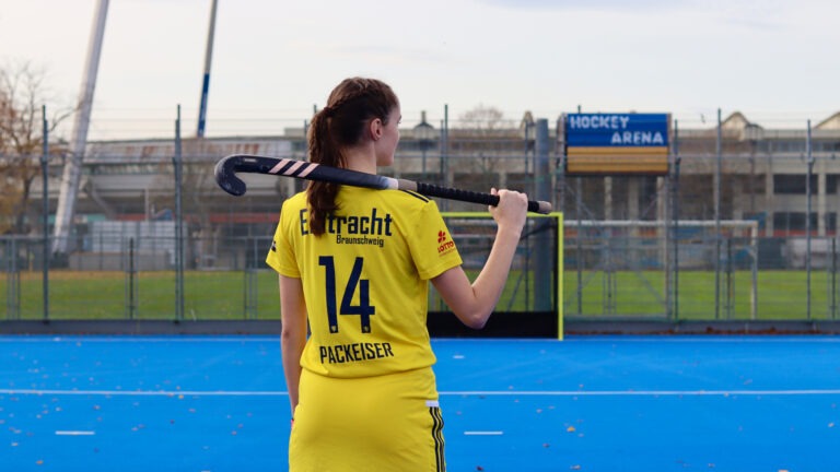 Titelbild: Levke Packeiser auf dem Hockeyplatz, Foto von Stella Rogalski