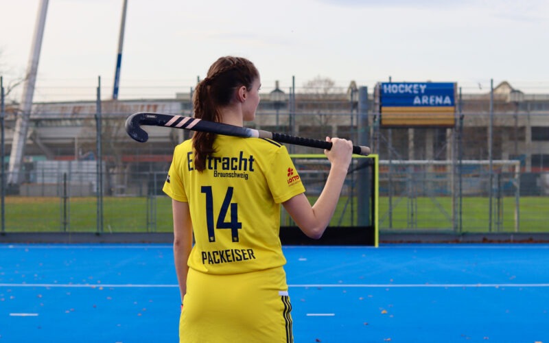 Titelbild: Levke Packeiser auf dem Hockeyplatz, Foto von Stella Rogalski