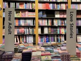 New Adult Regal der Buchhandlung Graff in Braunschweig, Foto von Emma Grunwald
