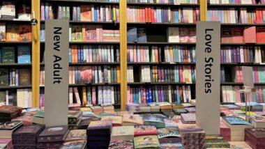 New Adult Regal der Buchhandlung Graff in Braunschweig, Foto von Emma Grunwald