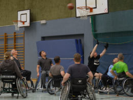 Titelbild: RollstuhlbasketballerInnen beim Training, Foto von Jennifer Harms