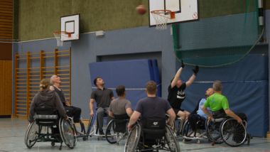 Titelbild: RollstuhlbasketballerInnen beim Training, Foto von Jennifer Harms