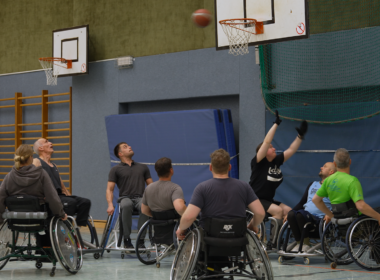 Titelbild: RollstuhlbasketballerInnen beim Training, Foto von Jennifer Harms