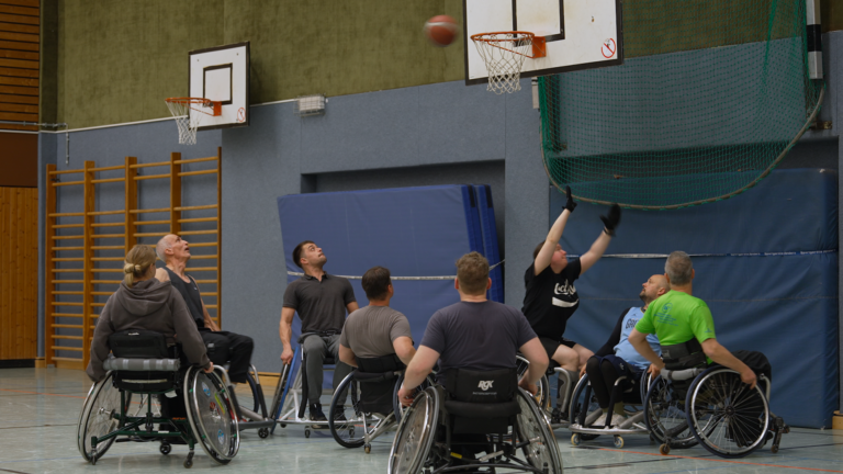 Titelbild: RollstuhlbasketballerInnen beim Training, Foto von Jennifer Harms