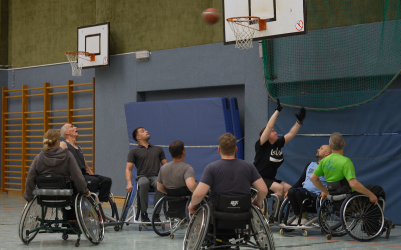 Titelbild: RollstuhlbasketballerInnen beim Training, Foto von Jennifer Harms
