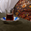 Titelbild: Türkischer Tee im Teeglas, Foto von Nida-Nur Toklu