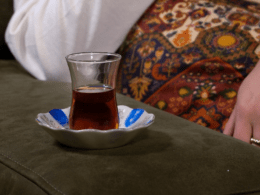 Titelbild: Türkischer Tee im Teeglas, Foto von Nida-Nur Toklu