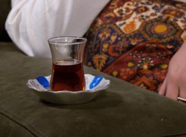 Titelbild: Türkischer Tee im Teeglas, Foto von Nida-Nur Toklu