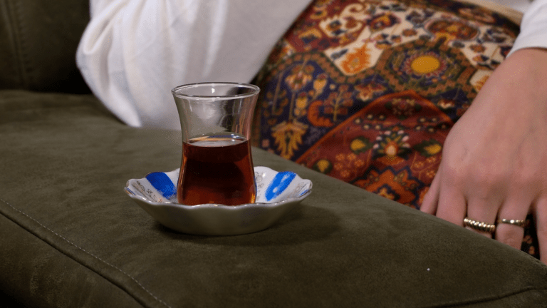 Titelbild: Türkischer Tee im Teeglas, Foto von Nida-Nur Toklu
