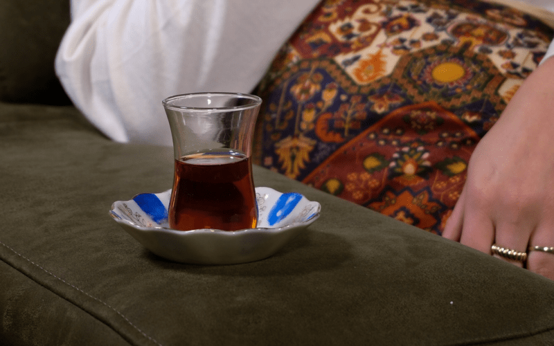 Titelbild: Türkischer Tee im Teeglas, Foto von Nida-Nur Toklu