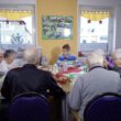 Titelbild: SeniorInnen beim gemeinsamen Essen, Foto von Aleyna Kay