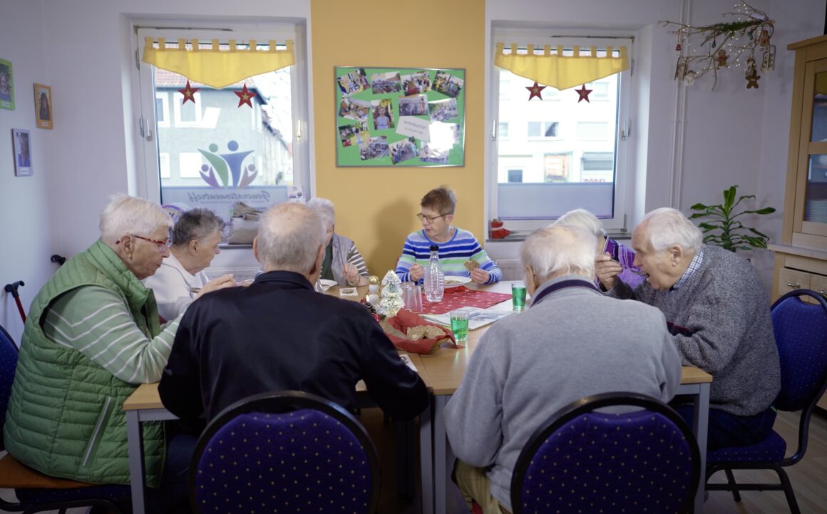 Titelbild: SeniorInnen beim gemeinsamen Essen, Foto von Aleyna Kay