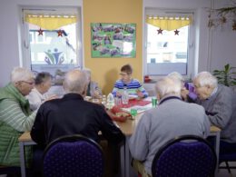 Titelbild: SeniorInnen beim gemeinsamen Essen, Foto von Aleyna Kay