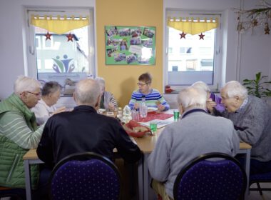 Titelbild: SeniorInnen beim gemeinsamen Essen, Foto von Aleyna Kay