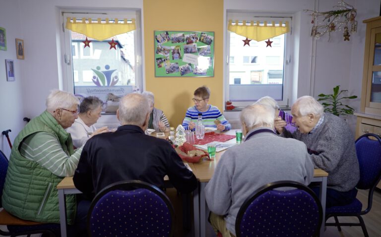 Titelbild: SeniorInnen beim gemeinsamen Essen, Foto von Aleyna Kay