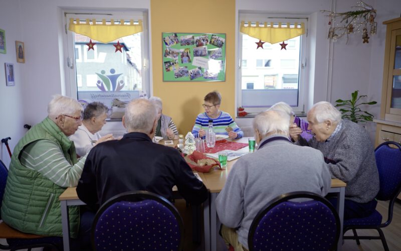 Titelbild: SeniorInnen beim gemeinsamen Essen, Foto von Aleyna Kay