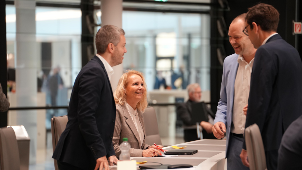 Titelbild: Karola Margraf im Gespräch, Foto von Karola Margraf (privat)