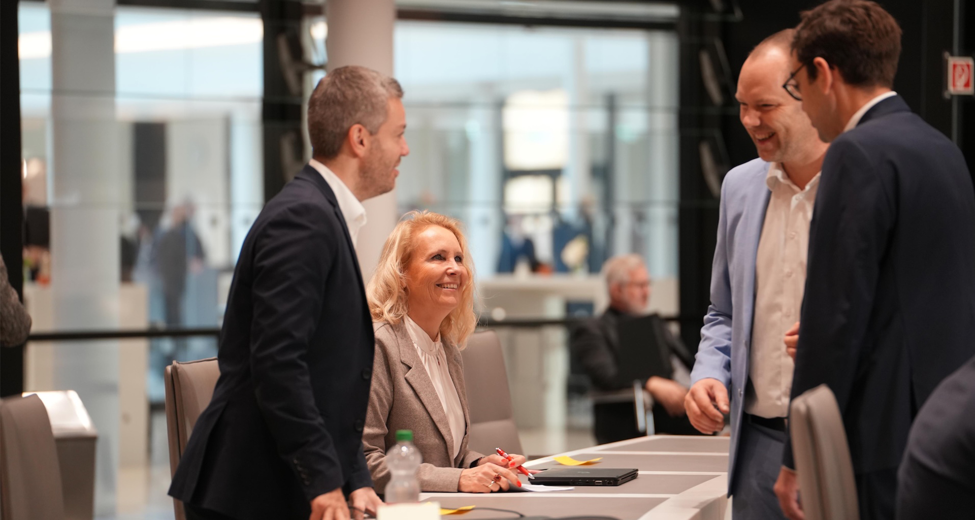 Titelbild: Karola Margraf im Gespräch, Foto von Karola Margraf (privat)