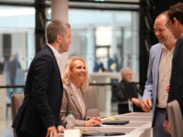 Titelbild: Karola Margraf im Gespräch, Foto von Karola Margraf (privat)
