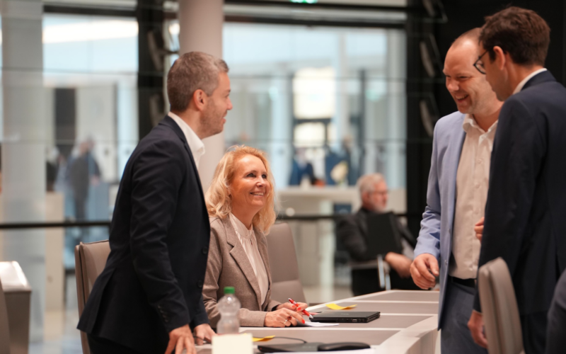 Titelbild: Karola Margraf im Gespräch, Foto von Karola Margraf (privat)