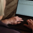 Titelbild: Seniorin arbeitet am Laptop, Foto von Malin Sundermeyer