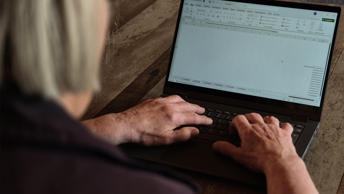 Titelbild: Seniorin arbeitet am Laptop, Foto von Malin Sundermeyer