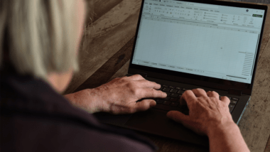 Titelbild: Seniorin arbeitet am Laptop, Foto von Malin Sundermeyer