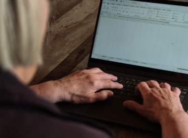 Titelbild: Seniorin arbeitet am Laptop, Foto von Malin Sundermeyer