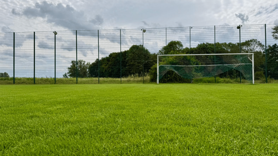 Titelbild: Fußballplatz mit Tor, Foto von Henri Klein