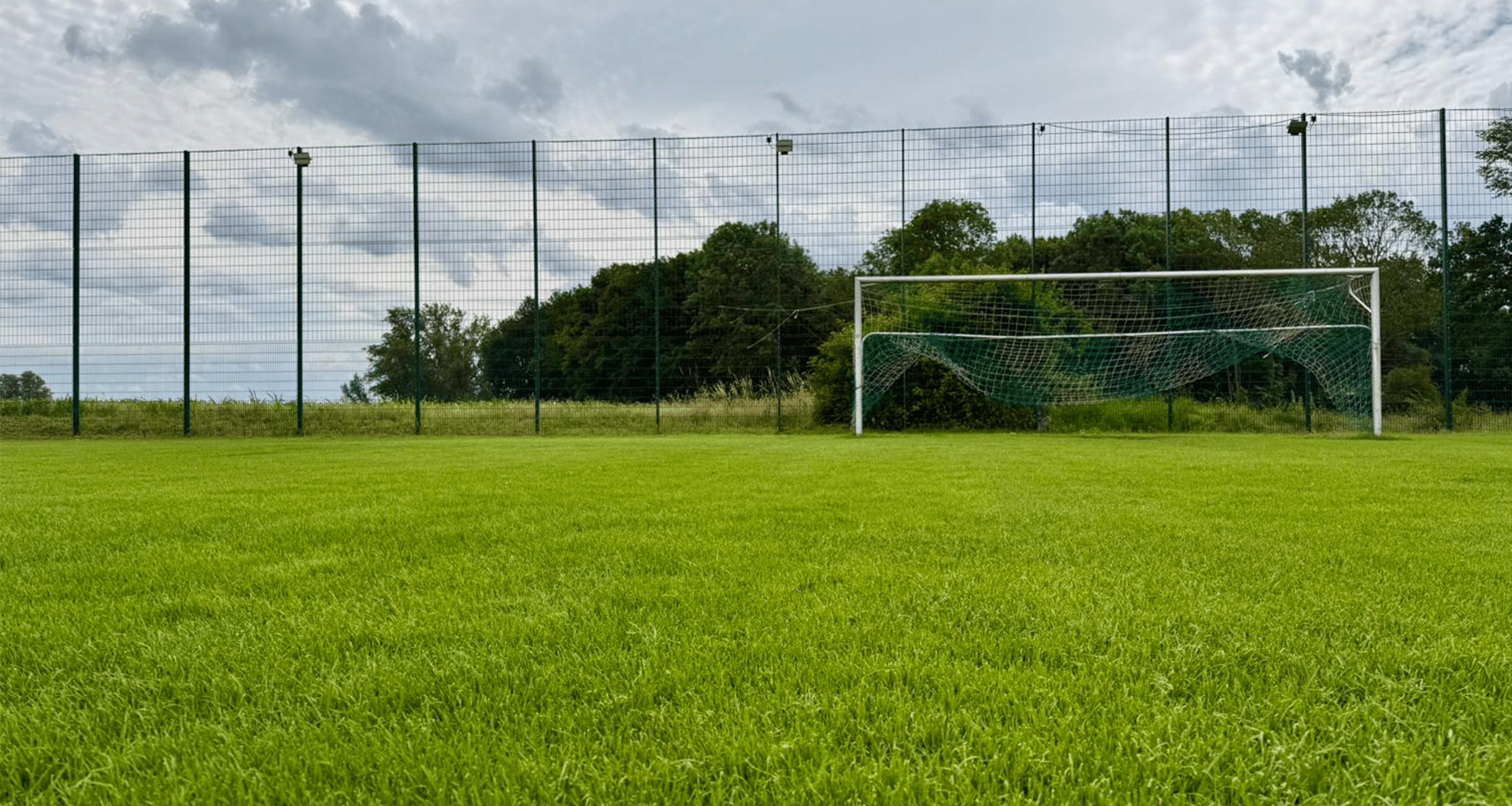 Titelbild: Fußballplatz mit Tor, Foto von Henri Klein