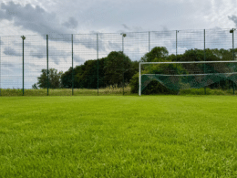 Titelbild: Fußballplatz mit Tor, Foto von Henri Klein