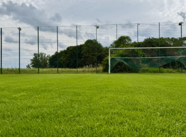 Titelbild: Fußballplatz mit Tor, Foto von Henri Klein