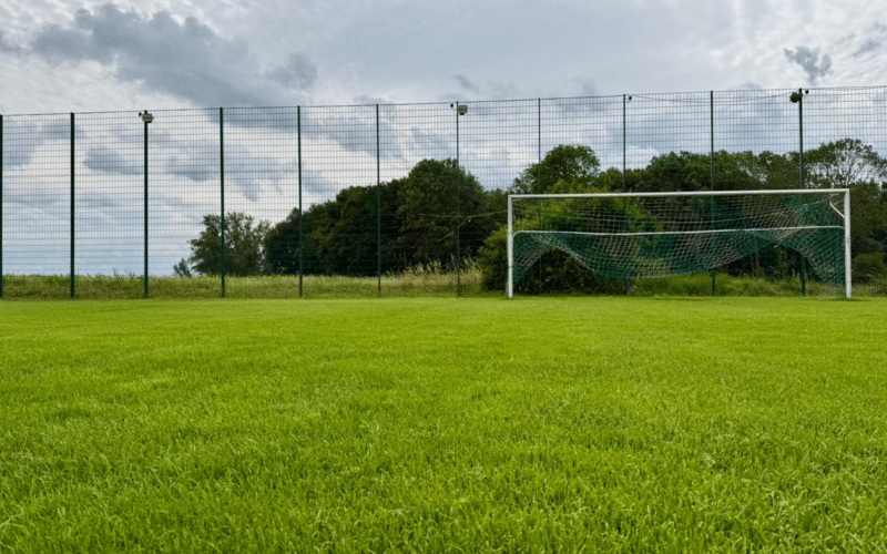 Titelbild: Fußballplatz mit Tor, Foto von Henri Klein