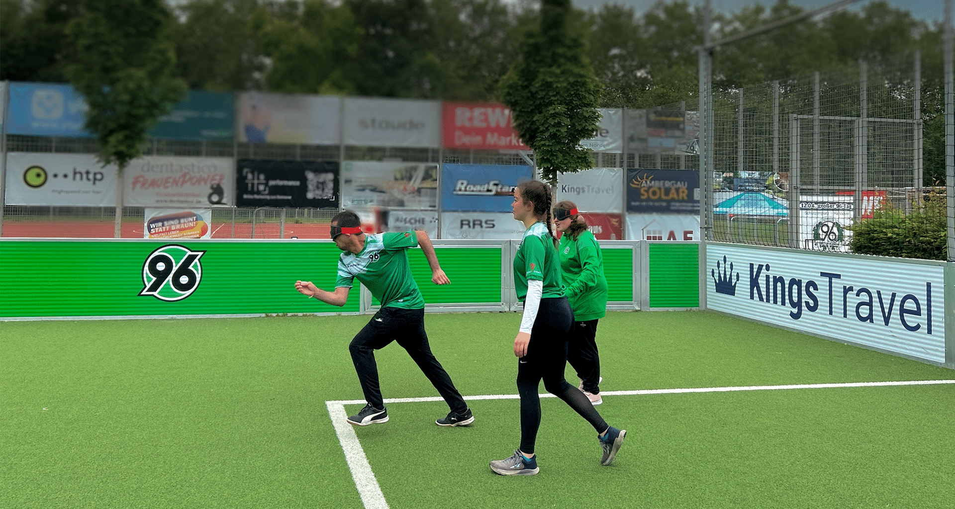 Titelbild: Jugendliche beim Blindenfußballtraining, Foto von Finn Krajewski