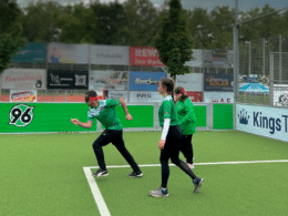 Titelbild: Jugendliche beim Blindenfußballtraining, Foto von Finn Krajewski