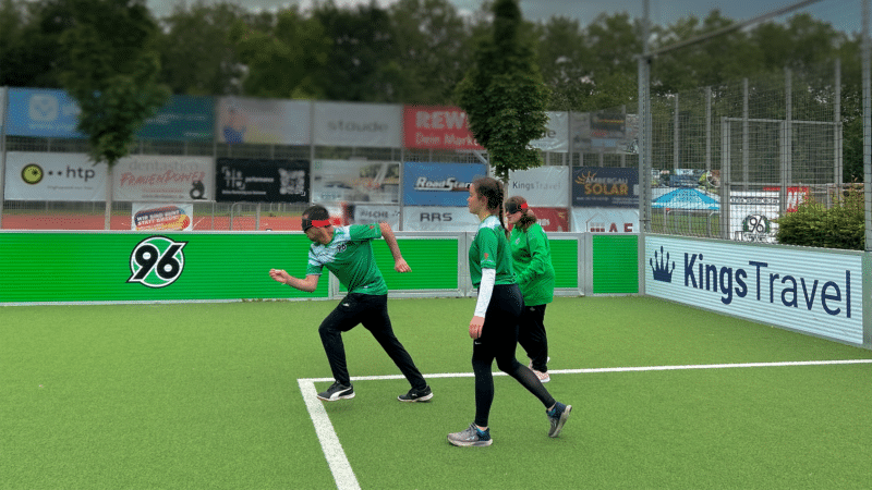 Titelbild: Jugendliche beim Blindenfußballtraining, Foto von Finn Krajewski