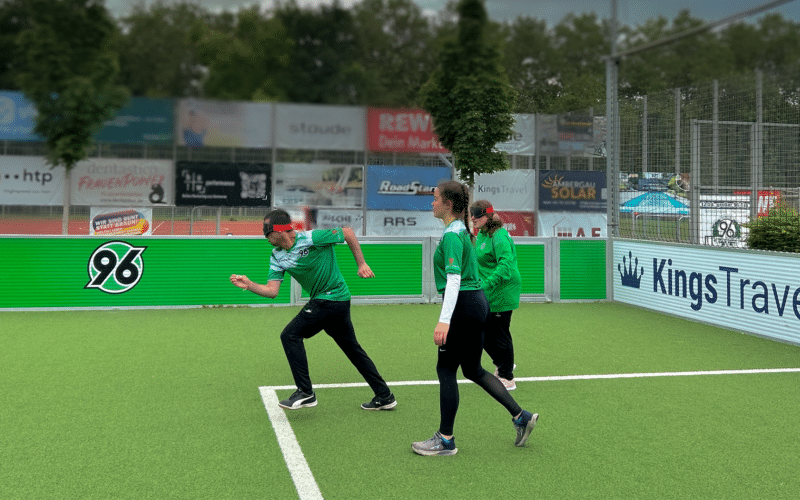 Titelbild: Jugendliche beim Blindenfußballtraining, Foto von Finn Krajewski