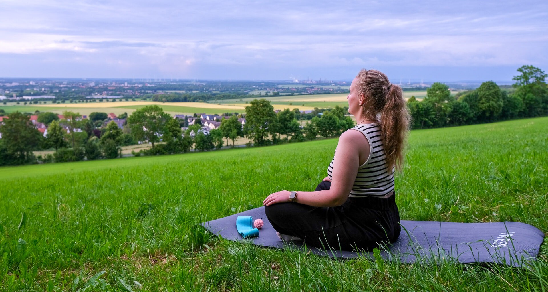 Titelbild: Jasmin Pissulla, beim Meditieren, Foto von Elisa Kucklick