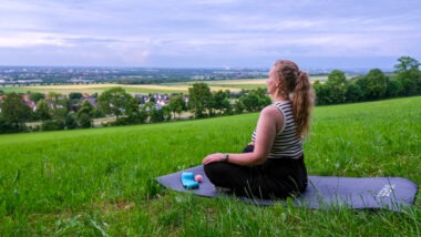 Titelbild: Jasmin Pissulla, beim Meditieren, Foto von Elisa Kucklick