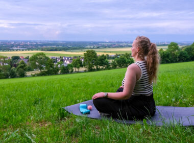 Titelbild: Jasmin Pissulla, beim Meditieren, Foto von Elisa Kucklick