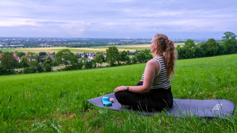 Titelbild: Jasmin Pissulla, beim Meditieren, Foto von Elisa Kucklick